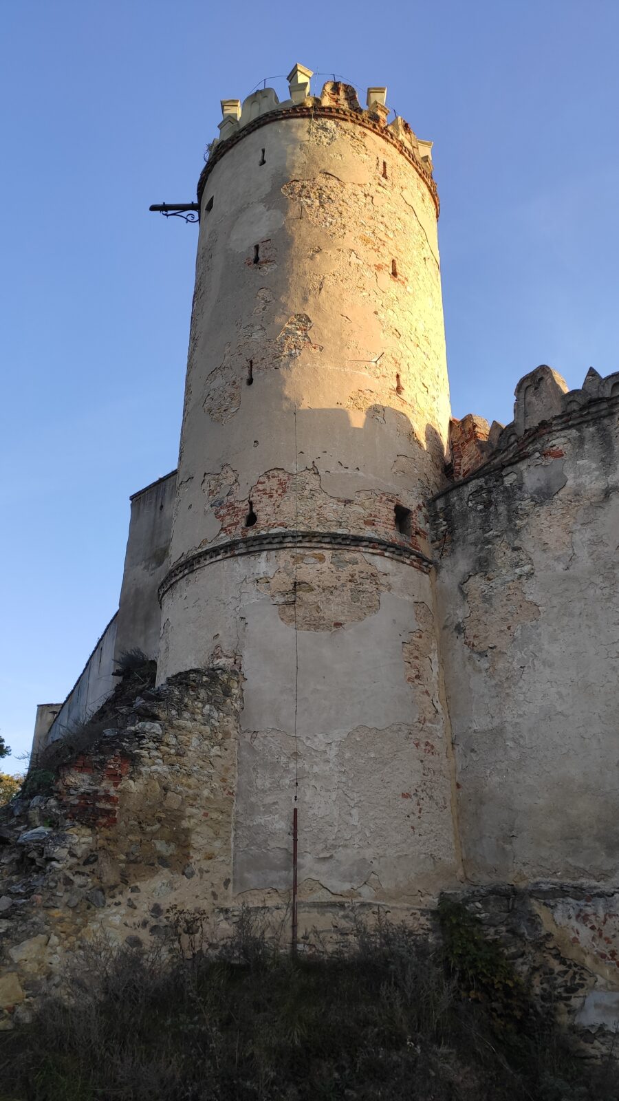 Vlevo věž boskovického hradu, ke kterému se dostanete od zámku pár kroky do prudšího kopce. Kvůli lockdownu bylo nádvoří bohužel uzavřené. 